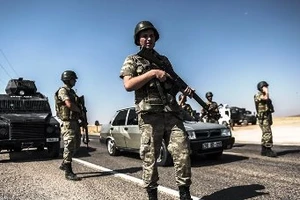 Viện quân Thổ Nhĩ Kỳ bất ngờ tiến sâu vào Syria
