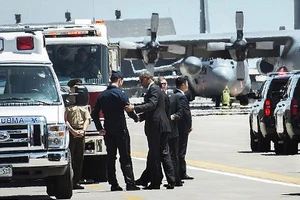 Máy bay rơi khi biểu diễn trước mắt Tổng thống Obama