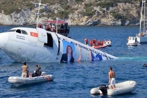 Thổ Nhĩ Kỳ đánh chìm máy bay cỡ lớn để thu hút du lịch