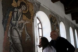 Phát hiện chân dung thiên thần nạm vàng nơi sinh Chúa Jesus 