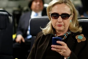 FBI: Bà Clinton dùng điện thoại riêng chỉ đạo không kích ở nước ngoài