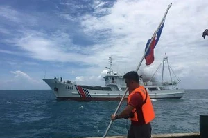 Trung Quốc ngăn cản Philippines cắm cờ trên bãi cạn Scarborough