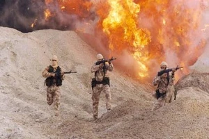 Hết đạn, đặc nhiệm Anh dùng dao hạ 3 phiến quân IS