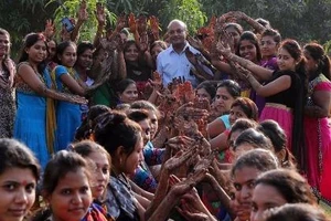 Người đàn ông làm cha vợ 472 lần dù không có con gái