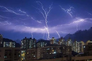 Hơn 10.000 tia sét giáng xuống Hong Kong trong một đêm