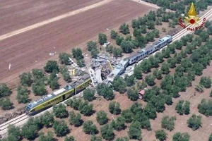 2 đoàn tàu hỏa đâm nhau, 10 người thiệt mạng