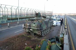 Đảo chính Thổ Nhĩ Kỳ: Ít nhất 60 người chết, hơn 750 người bị bắt giữ