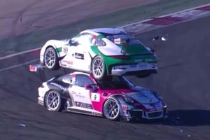 Hai xe Porsche đâm nhau tạo nên cảnh tượng khó tin