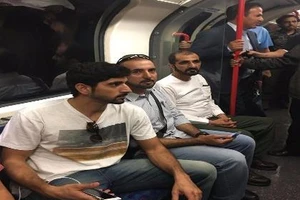 Hoàng gia Dubai giản dị đi tàu điện ngầm gây sốt ở Anh