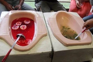 Sốc với cảnh ăn uống trong nhà hàng 'bồn cầu' ở Indonesia
