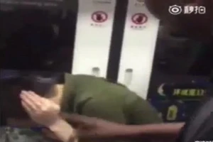 Nam thanh niên Trung Quốc ‘ăn bạt tai' vì miệt thị màu da