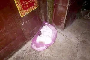 Kinh hoàng mẹ trẻ Trung Quốc vứt con trong túi nylon