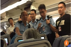 Nữ hành khách Trung Quốc bị bắt vì tạt nước cam vào tiếp viên hàng không