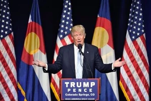 Donald Trump 'hú vía', mắc kẹt trong thang máy 30 phút 