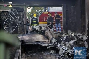 Máy bay rơi trúng xe buýt ở Brazil, 8 người chết