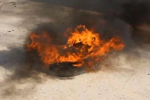 Trẻ em Syria đốt lốp xe để ngăn không kích
