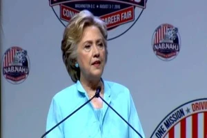 Bà Clinton ‘lỡ miệng’ gọi Donald Trump là chồng