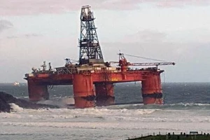 Giàn khoan dầu 17.000 tấn bị sóng to, gió lớn 'thổi vào bờ'
