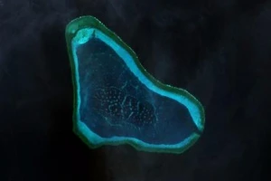 Trung Quốc trắng trợn cải tạo bãi cạn Scarborough trước bầu cử tổng thống Mỹ?