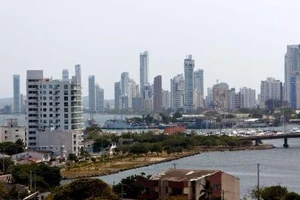 Chạy trốn nhóm bắt cóc, thiếu nữ Colombia rơi từ tầng 26 