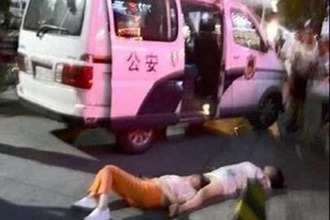 ‘Đấu võ mồm’ suốt 8 giờ, 2 phụ nữ Trung Quốc ngất xỉu trên đường