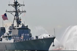 Tàu Iran bị tố quấy rối tàu khu trục Mỹ ở eo biển Hormuz