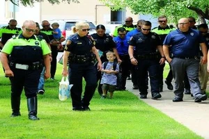  Cảm động chuyện 18 cảnh sát Mỹ đưa cậu bé 4 tuổi đi khai trường