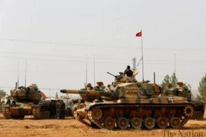  IS phóng tên lửa, bắn nổ tung 2 xe tăng Thổ Nhĩ Kỳ