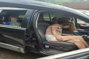 Sốc với bức ảnh cha mẹ phê thuốc trong xe trước mặt con 