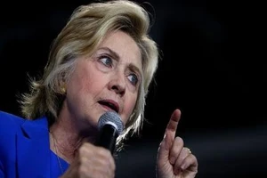Xôn xao thuyết âm mưu bà Clinton dùng người thay thế