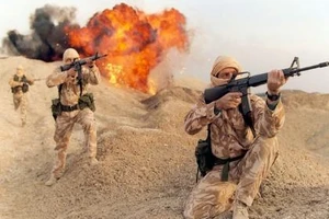 Lính bắn tỉa Anh bắn 1 phát đạn, 4 tay súng IS nổ tung