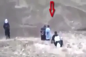  Tử tù húc đầu, cướp súng đao phủ IS trước giờ hành quyết