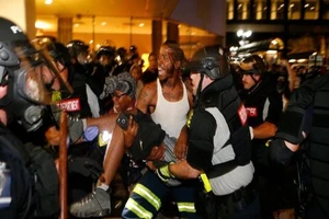 Cảnh sát bắn chết dân, TP Mỹ ban bố tình trạng khẩn cấp