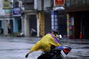 Siêu bão Megi càn quét Đài Loan, 32 người bị thương
