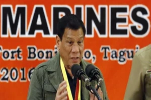 Ông Duterte tố Mỹ làm suy yếu kinh tế Philippines