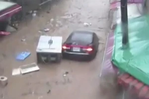 Video: Nhà, ô tô trôi như thuyền giấy trong bão Chaba