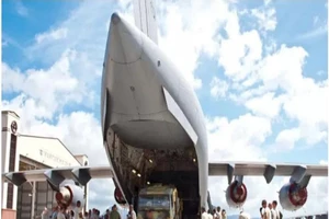 Mỹ bắt đầu rút khí tài quân sự khỏi Philippines