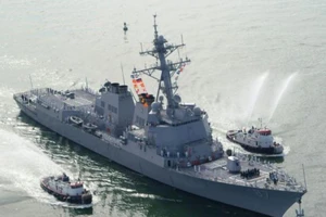 Bị nã tên lửa, tàu chiến Mỹ 'thoát chết' trong gang tấc