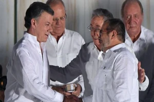 Tổng thống Santos tặng tiền thưởng Nobel cho người dân