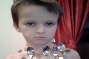 ‘Cậu bé nam châm’ 5 tuổi với khả năng hút chặt kim loại