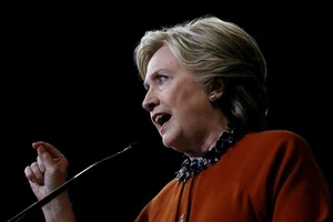 FBI bất ngờ điều tra bà Clinton ngay trước bầu cử