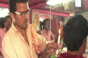 Dùng nến cắt tóc có một không hai tại Ấn Độ