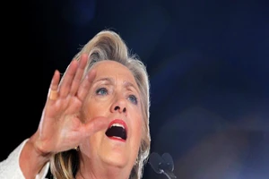 Công bố thêm 1.250 trang email của bà Clinton
