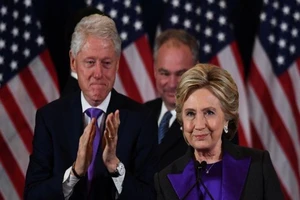 Vì sao bà Clinton mặc áo tím phát biểu sau tranh cử?