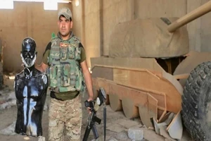 IS dùng xe tăng gỗ làm ‘chim mồi’ đánh lừa liên quân