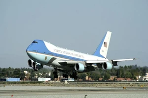 Mỹ cuống cuồng tìm cách thay thế chuyên cơ tổng thống