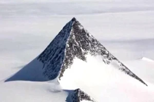 Bí ẩn kim tự tháp băng tuyết xuất hiện ở Nam Cực