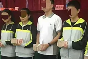 Trường học thưởng học sinh xuất sắc gần 26 tỉ đồng