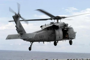 Tàu quân sự Iran chĩa vũ khí vào trực thăng Mỹ