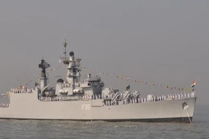 Tàu chiến Ấn Độ bị lật, 2 thủy thủ thiệt mạng